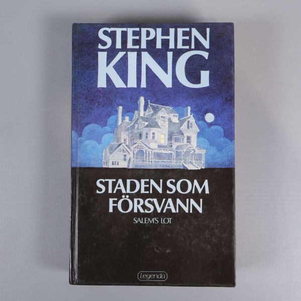 Framsidan av boken Staden som försvann av Stephen King med blått hus på omslaget