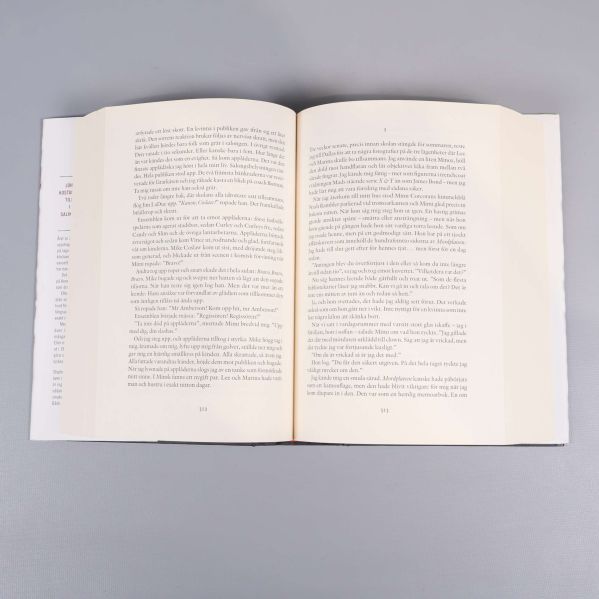 Uppslag inne i romanen 22/11 1963 med text på svenska