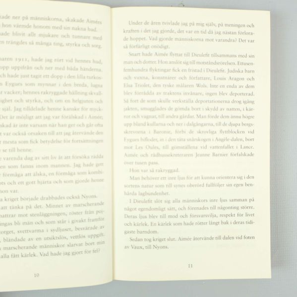 Uppslagna sidor som visar textinnehåll i boken