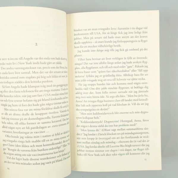 Uppslag från boken Alla underbara misstag, visar text på svenska