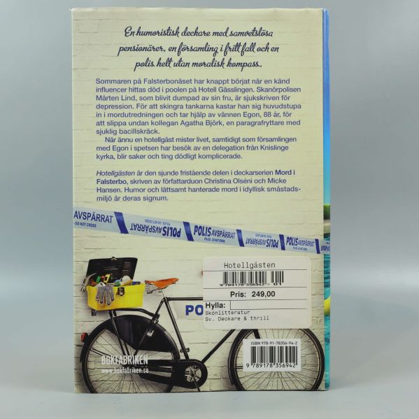 Baksida av boken Hotellgästen med beskrivning och cykelmotiv