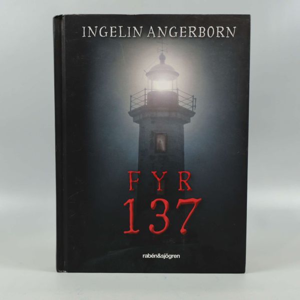 Framsida av boken Fyr 137 med mörk bakgrund och upplyst fyr