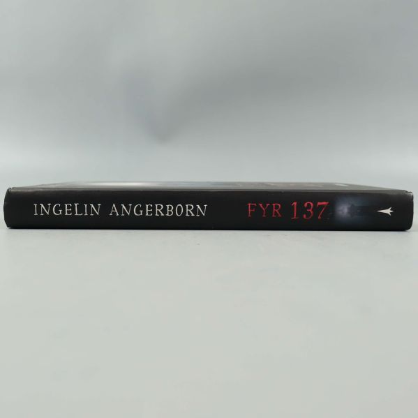 Bokrygg med Ingelin Angerborn och Fyr 137 i vit och röd text