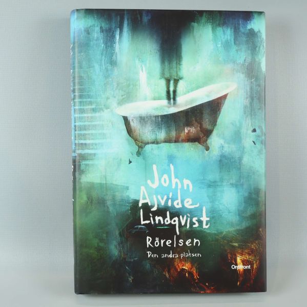 Framsida av boken Rörelsen av John Ajvide Lindqvist med badkar och konstnärliga färger