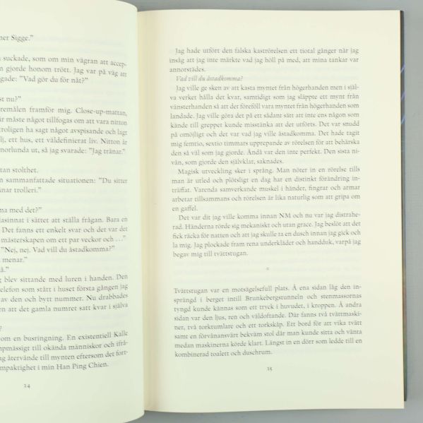 Uppslag med två inre sidor ur boken Rörelsen med svensk text