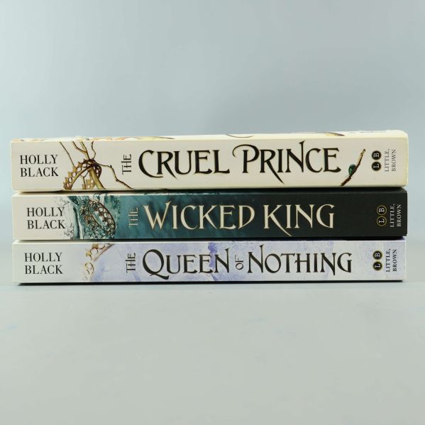 Bokryggarna för The Cruel Prince, The Wicked King och The Queen of Nothing staplade