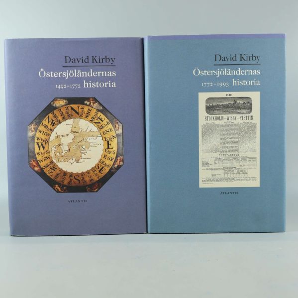 Framsidor av två böcker Östersjöländernas historia av David Kirby, blå omslag