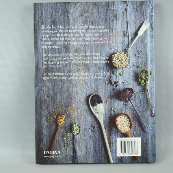 Baksida av Made by Marys gröna frukost med ingredienser och text