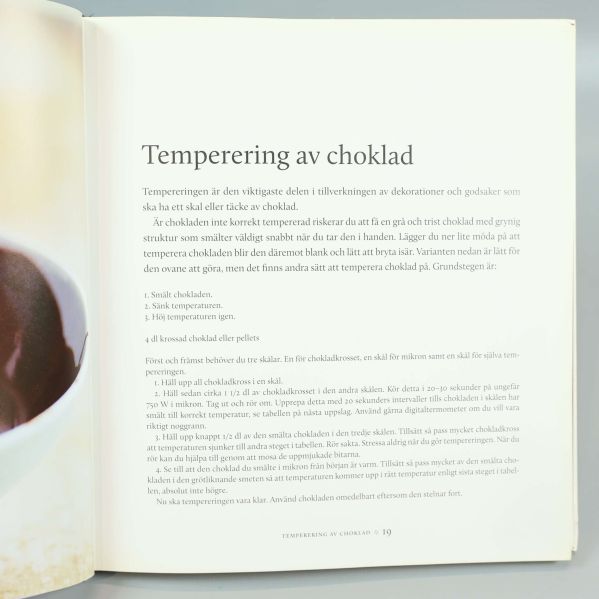 Uppslag med instruktion om temperering av choklad samt recepttext