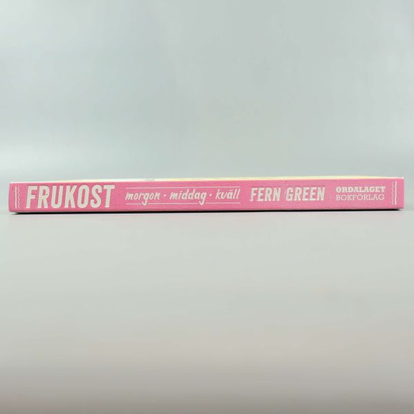 Bokrygg med rosa bakgrund och vit text med titel och författare