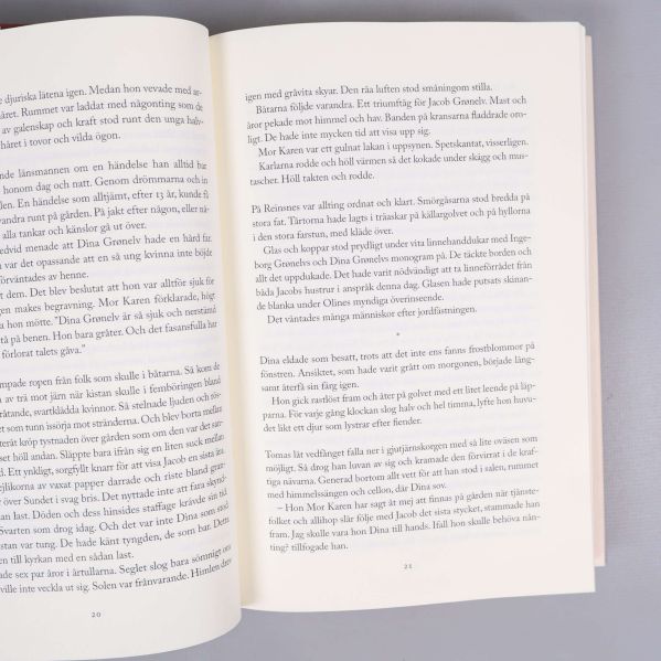 Uppslag ur en av böckerna med tydlig och lättläst text