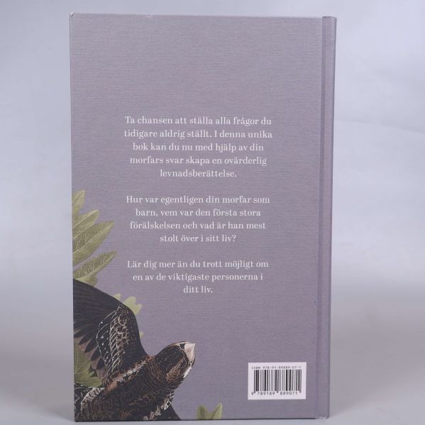 Baksidan av boken Morfar Berätta om ditt liv med beskrivande text och ISBN