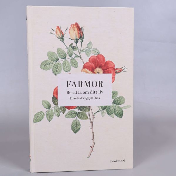 Framsida av fyll-i-bok för farmor med rödblommigt motiv och tydlig titel