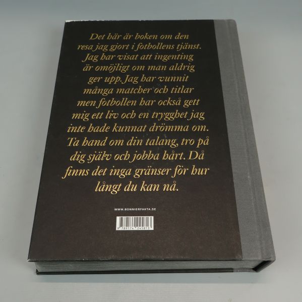 Baksidan av boken Jag är fotboll med motiverande text i guld