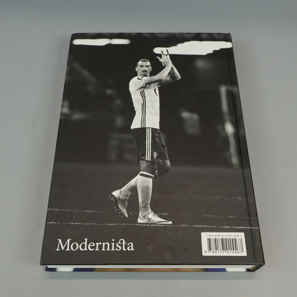 Baksida av boken Zlatan hårda fakta med svartvitt foto på Zlatan och ISBN