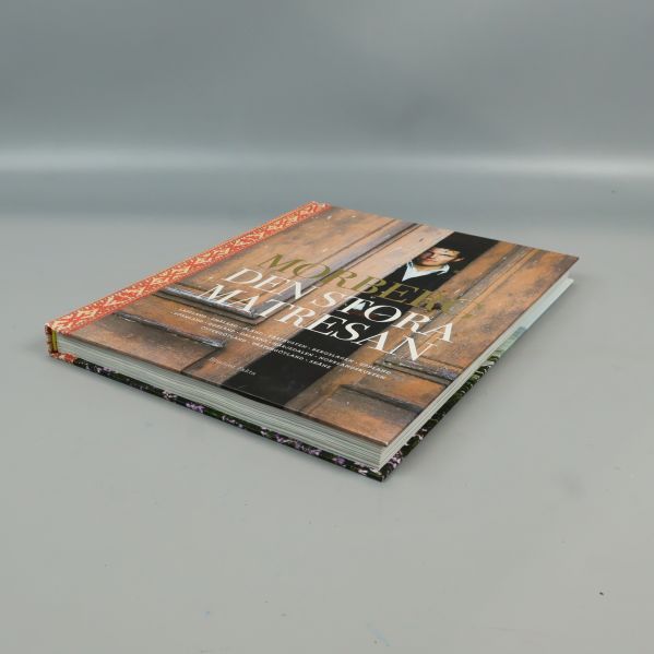 Boken Morberg den stora matresan lätt öppnad och liggande på sidan