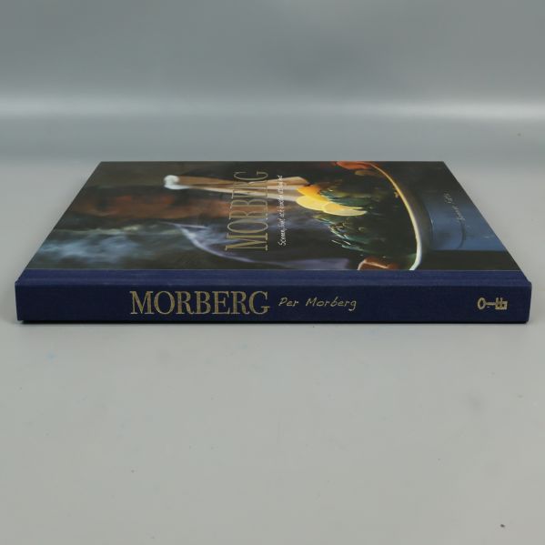 Boken Morberg liggande med ryggen mot kameran