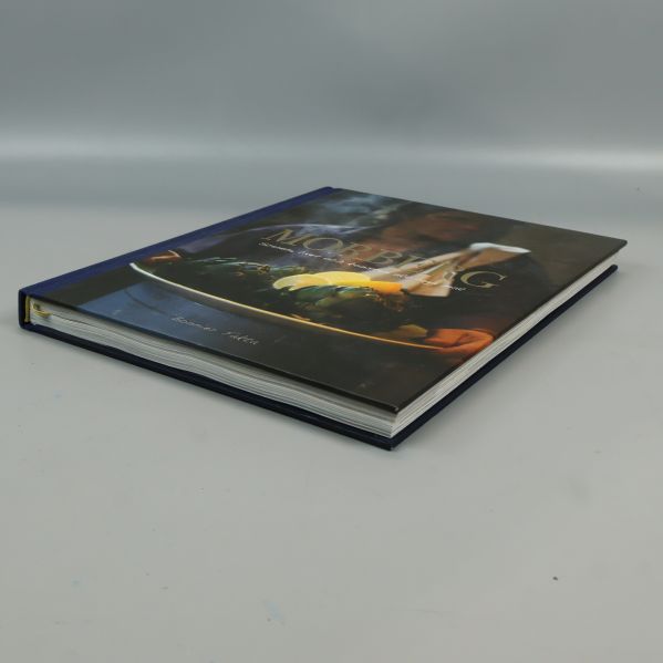 Morberg-boken fotograferad diagonalt från framsidan
