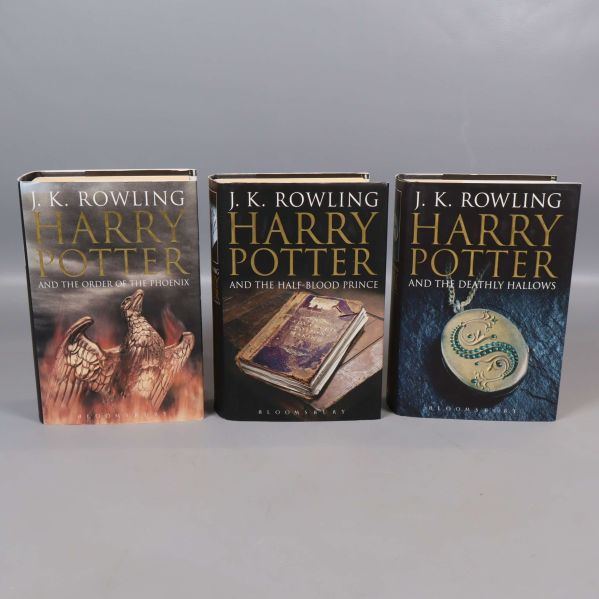 Tre Harry Potter-böcker staplade, översta med fågelmotiv på omslaget