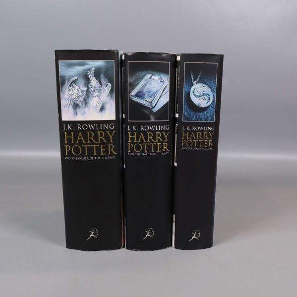 Tre Harry Potter-böcker stående med tydliga bokryggar