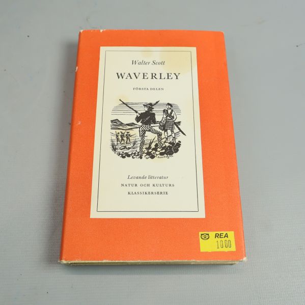 Framsida av Waverley av Walter Scott med orange omslag