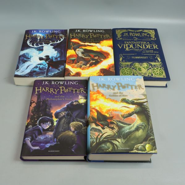 Fem böcker uppslagna med färgglada Harry Potter-omslag och filmmanus