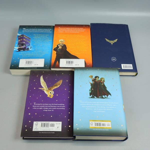 Baksidor på fem Harry Potter-böcker samt Fantastiska vidunder