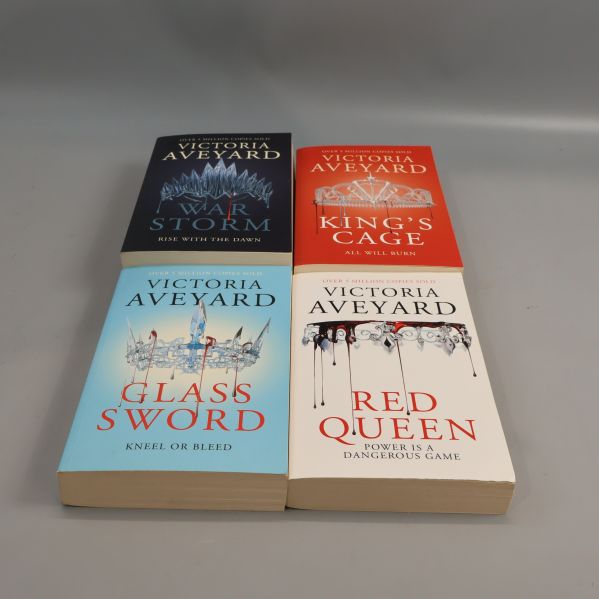 Framsidor av fyra böcker ur Red Queen-serien av Victoria Aveyard