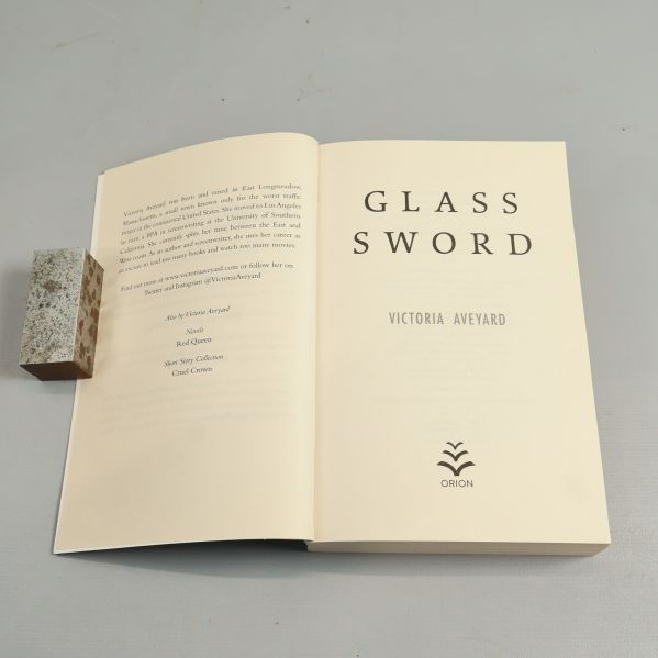 Uppslaget titelsida på Glass Sword av Victoria Aveyard