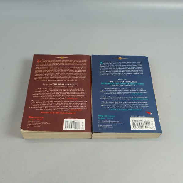 Baksidor av The Trials of Apollo-böckerna med sammanfattningar och ISBN-etiketter