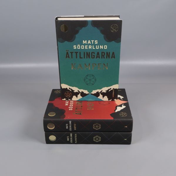 Tre böcker ur Ättlingarna-serien staplade med första boken synlig
