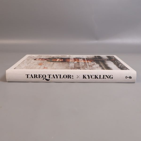 Ryggsidan på boken Tareq Taylors kyckling liggande