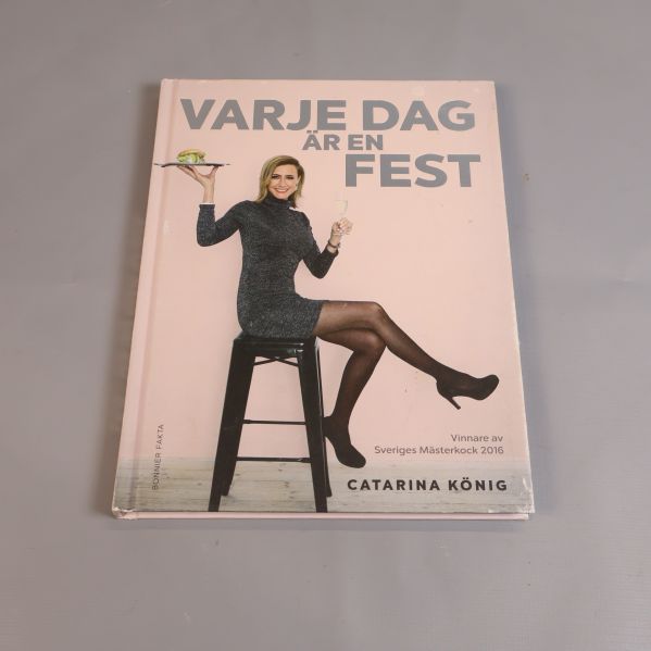 Framsida av boken Varje dag är en fest med Catarina König sittande på en pall