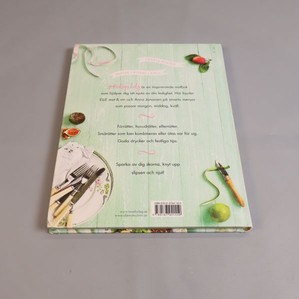 Baksidan av Härliga helg med kort beskrivning och ISBN-nummer synligt