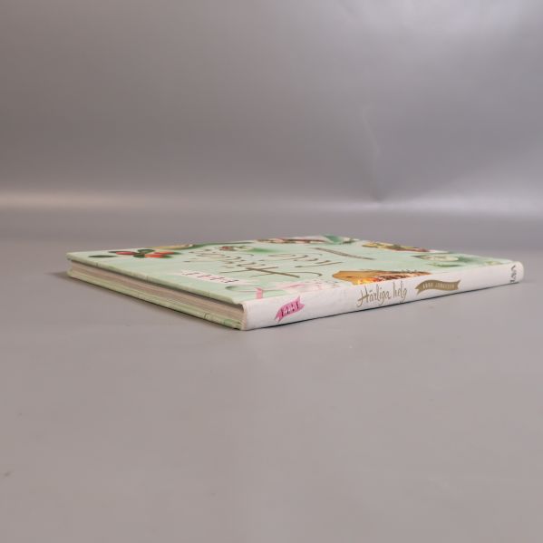 Boken Härliga helg liggande sedd från sidan med ryggtext synlig