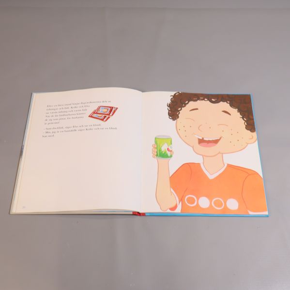 Illustration av pojke som dricker från en burk i Kråke-boken