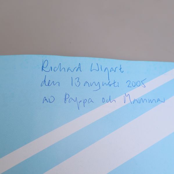 Handskriven text: Richard Wigart den 13 augusti 2005 av Pappa och Mamma