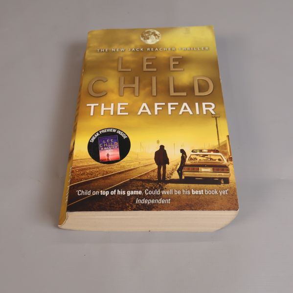 Framsidan av boken The Affair av Lee Child med guldfärgat omslag