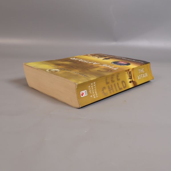 Pocketbok The Affair av Lee Child sedd från sidan med titeln synlig på ryggen