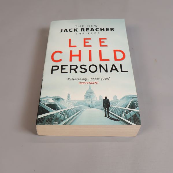 Framsidan av boken Personal av Lee Child med stadsmotiv och stor röd text