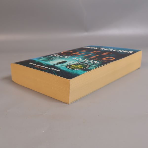 Boken Blue Moon av Lee Child sedd diagonalt uppifrån