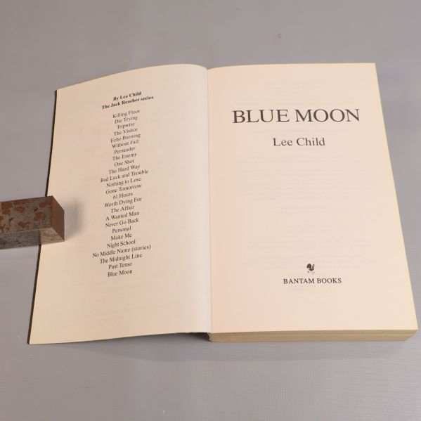 Uppslag med titelsida Blue Moon av Lee Child och lista över serien