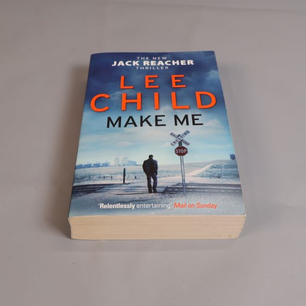Pocketboken Make Me av Lee Child, framsidan synlig med tydlig titel och omslag