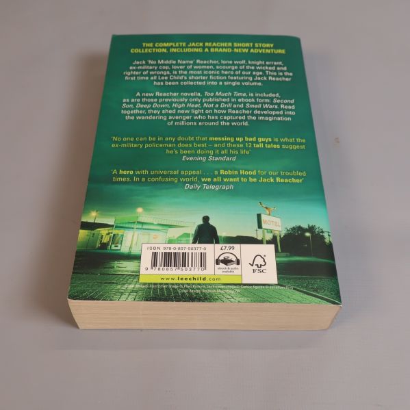 Baksida av boken No Middle Name med text, citat och ISBN-nummer