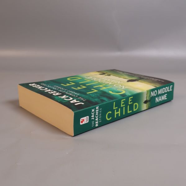 Boken No Middle Name av Lee Child liggande, visar rygg och framsida