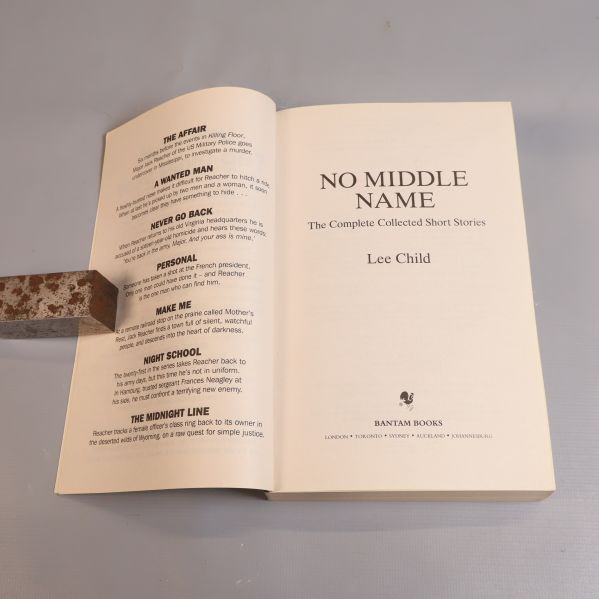 Uppslagen bok No Middle Name av Lee Child, titelsida och innehållslista