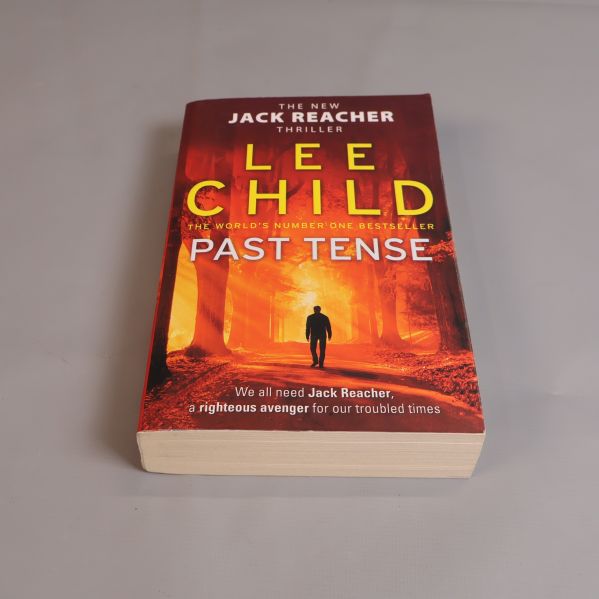 Framsidan av boken Past Tense av Lee Child i rött och orange