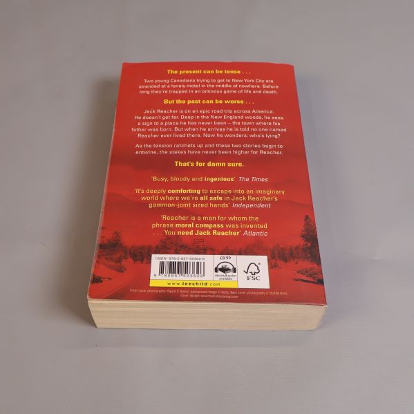 Baksidan av boken Past Tense med text och ISBN