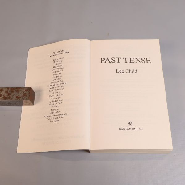 Inlaga med titelblad för Past Tense av Lee Child