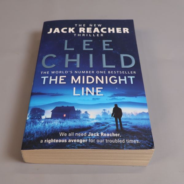 Framsida av boken The Midnight Line av Lee Child med blått omslag och siluett av en person